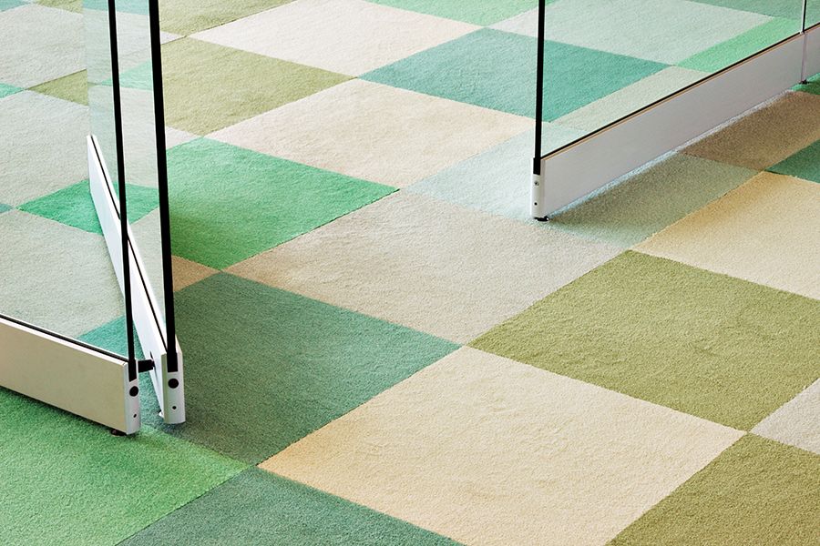 Farbiger Teppichboden zur Reinigung im Büro
