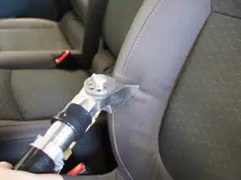 Teppichreinigung Pfeifer bei der Arbeit: Reinigung eines Autositzes im Sprühextraktionsverfahren
