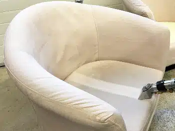 Teppichreinigung Pfeifer bei der Arbeit: Reinigung eines Sessels im Sprühextraktionsverfahren