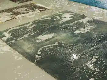 Teppichreinigung Pfeifer bei der Arbeit: Ein Teppich bei der Teppichreinigung / Teppichwäsche