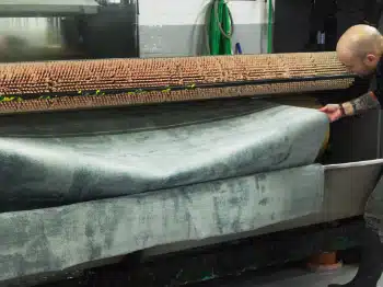 Teppichreinigung Pfeifer bei der Arbeit: Ein Teppich bei der Teppichreinigung / Teppichwäsche